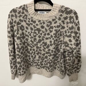 Old Navy sweater crew neck. M gray/white leopard print.  So so soft yarn